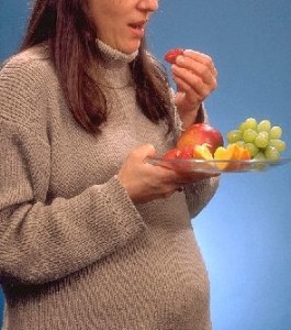 pregnant woman eating fruits