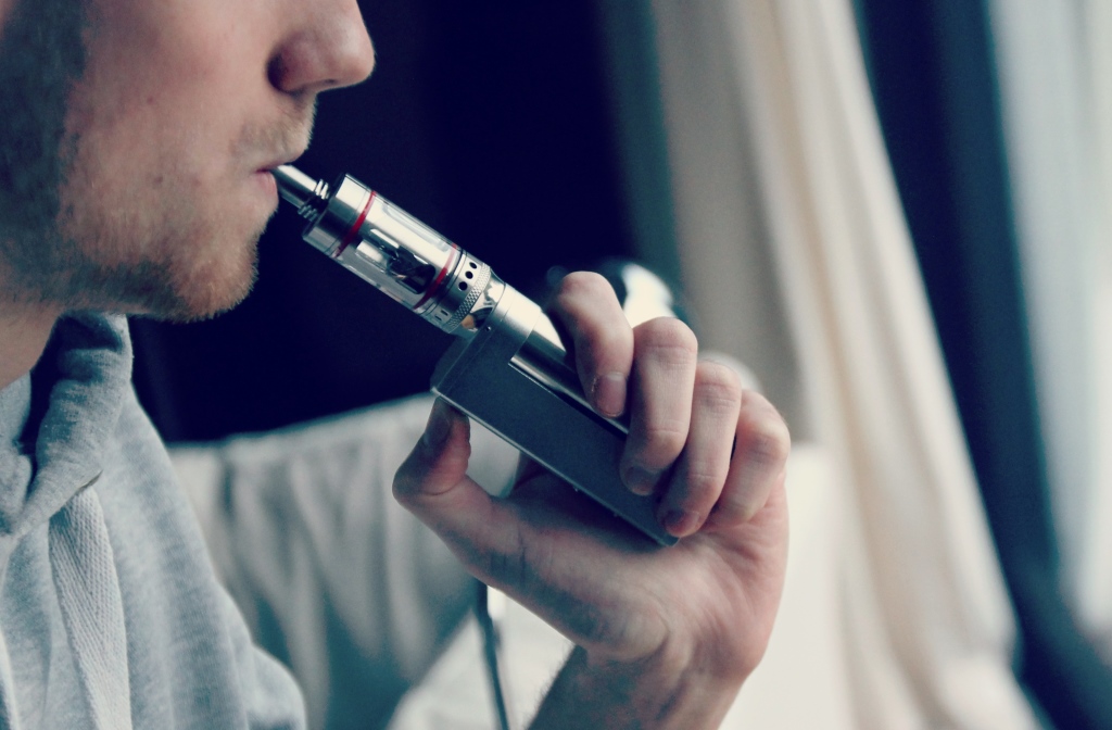 man vaping 2